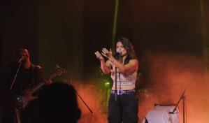 Techy Fatule deleita a sus fanáticos en un concierto previo a los Latin Grammy