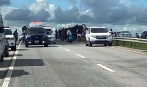 Tres muertos y cuatro heridos al volcarse yipeta en autovía del Este