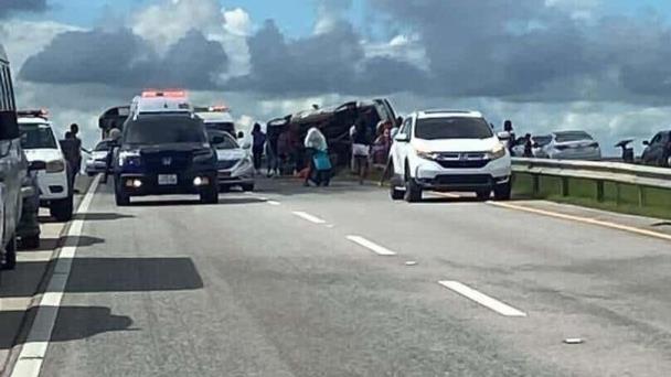 Tres muertos y cuatro heridos al volcarse yipeta en autovía del Este