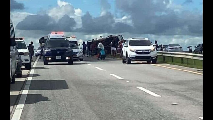 Tres muertos y cuatro heridos al volcarse yipeta en autovía del Este