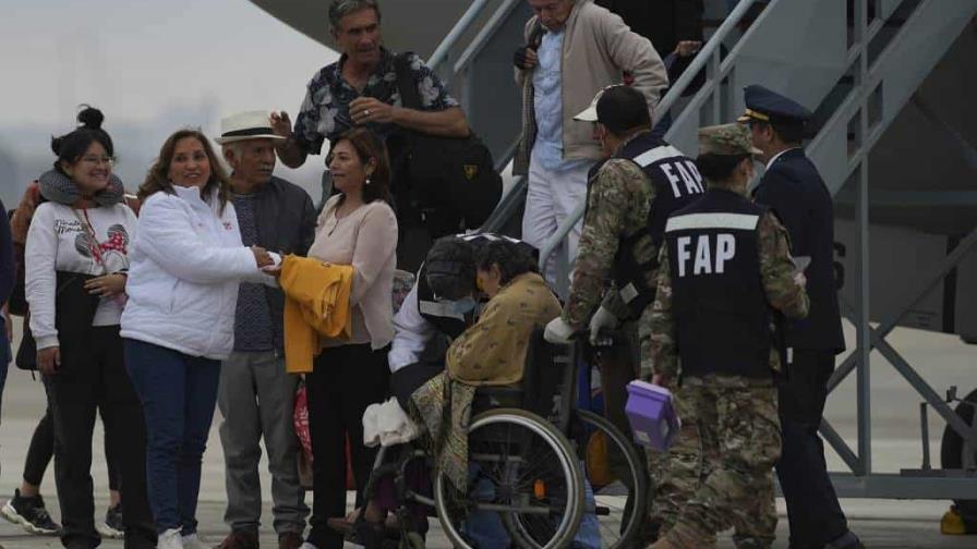 Boluarte llega a Lima con peruanos recogidos en Israel y anuncia la compra de dos aviones