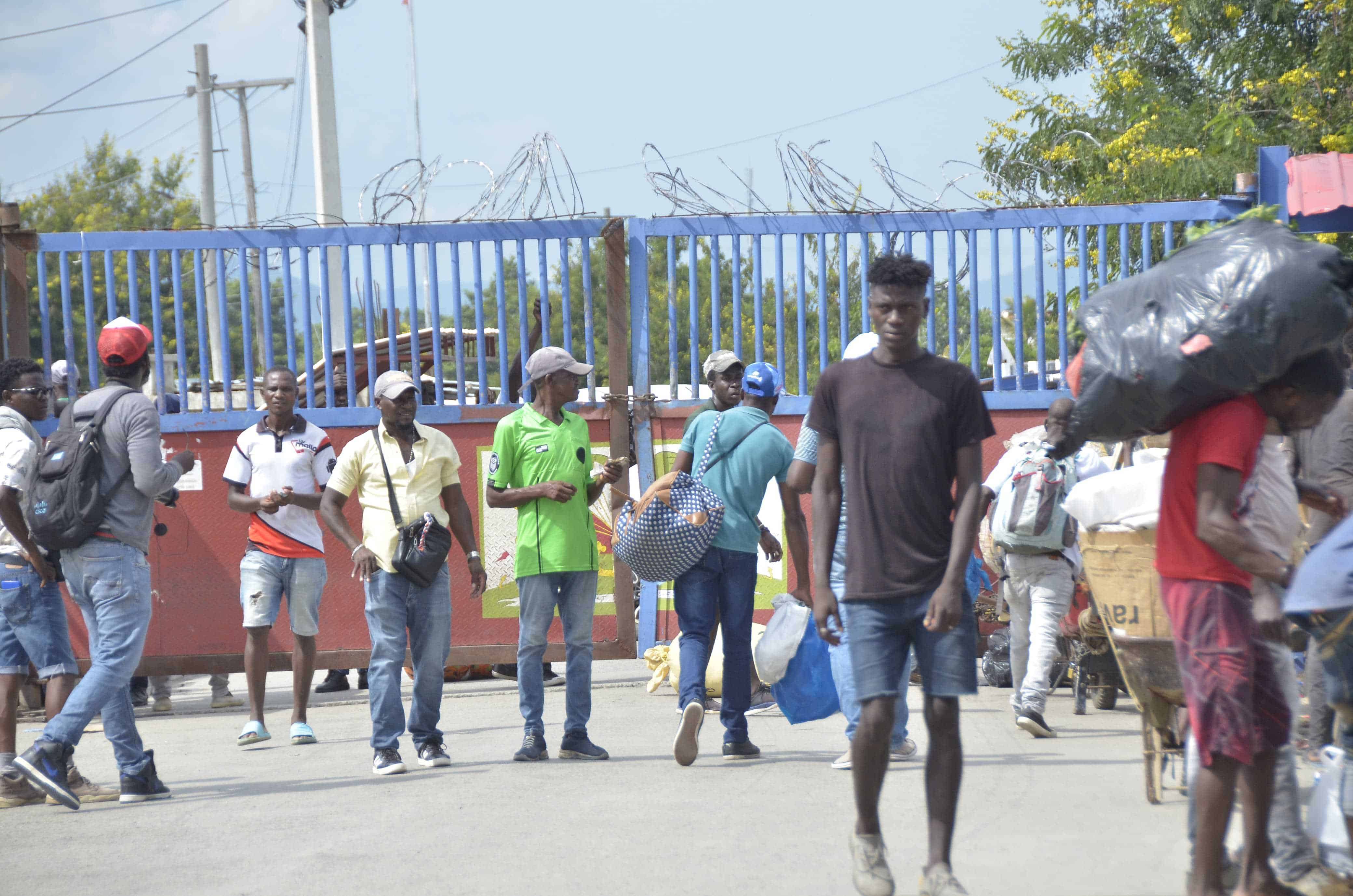 Haitianos retornan a su país con comida y otros productos.