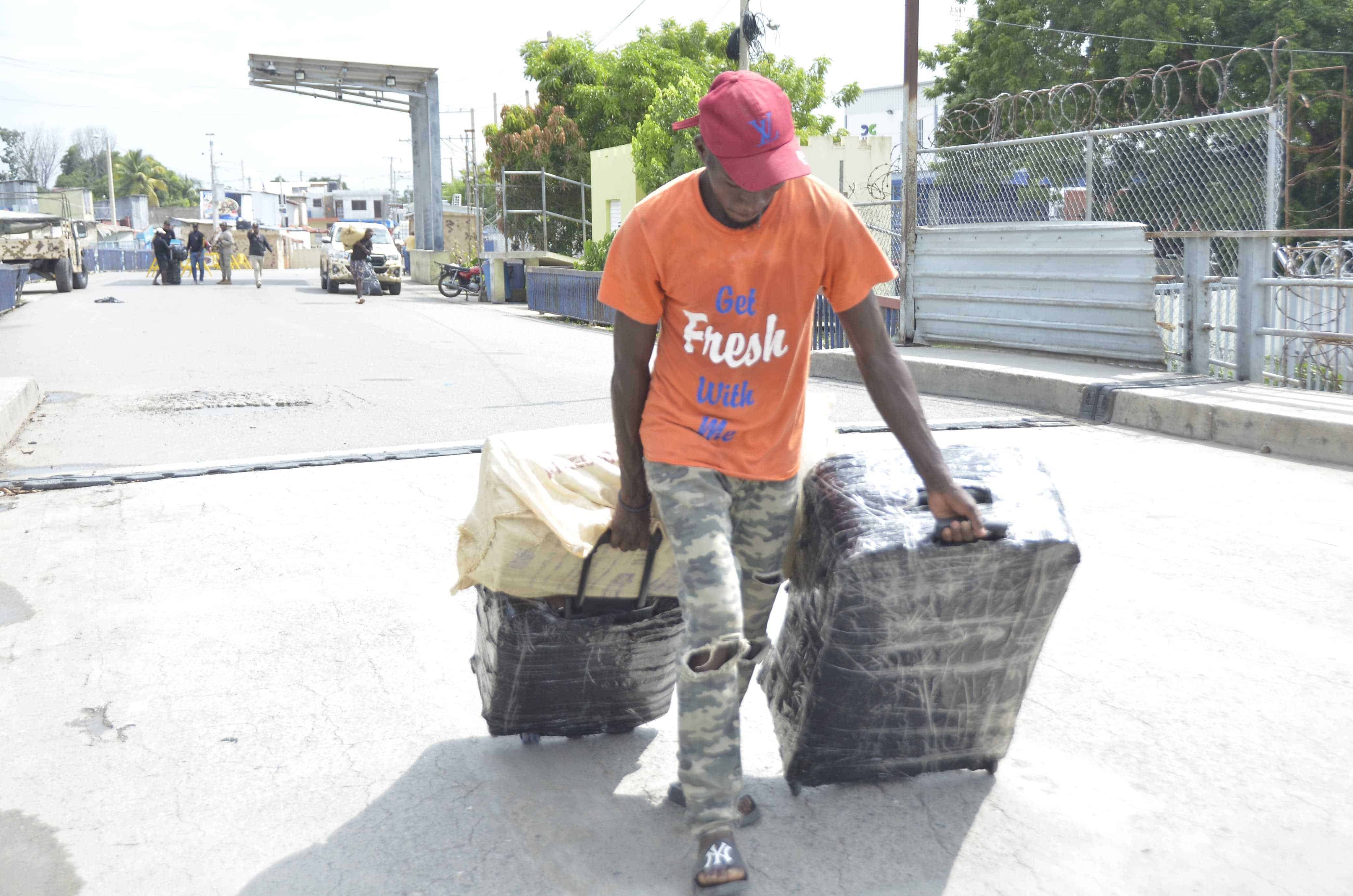 Haitianos retornan a su país con comida y otros productos.