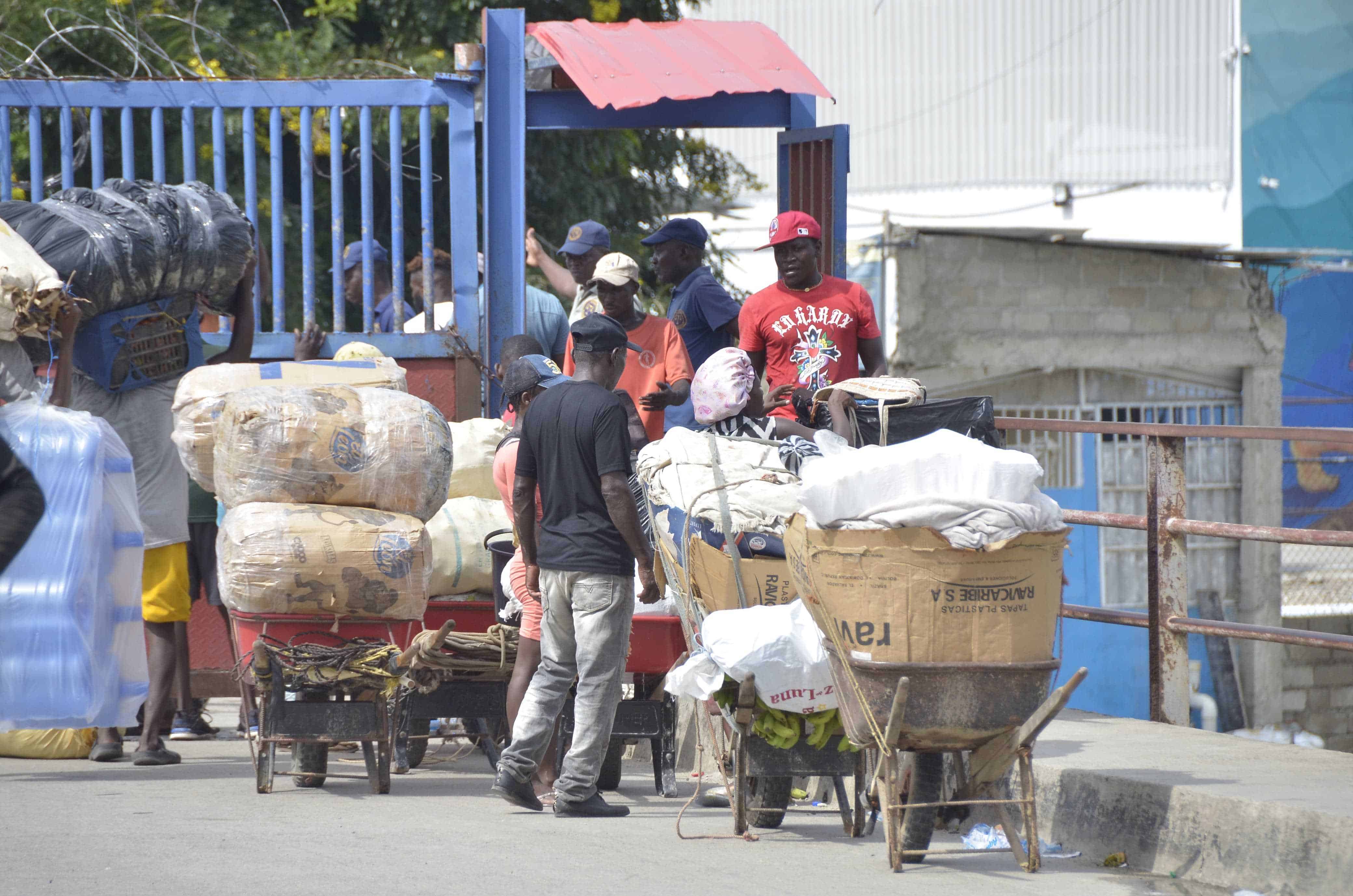 Haitianos retornan a su país con comida y otros productos.