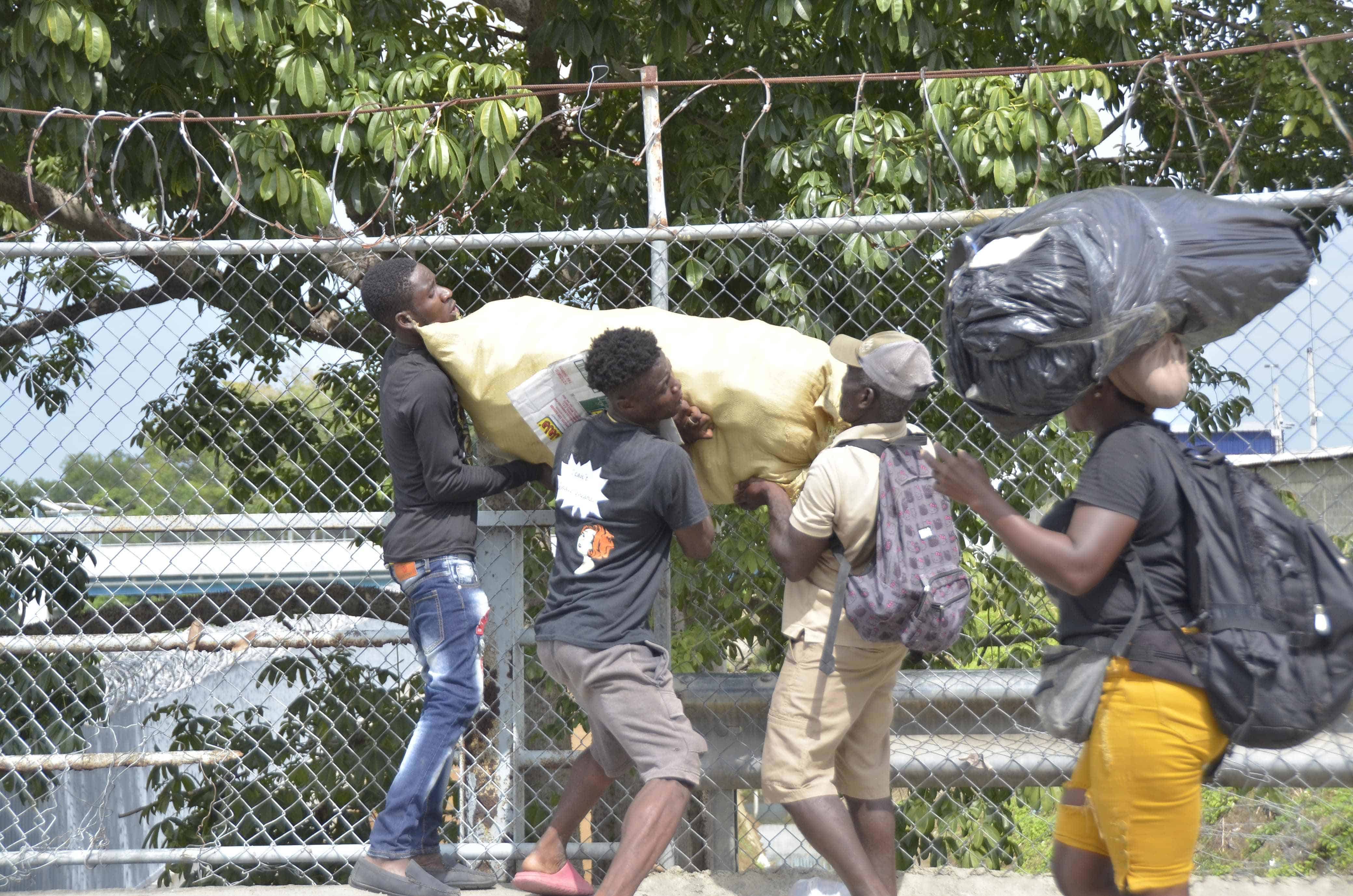 Haitianos retornan a su país con comida y otros productos.