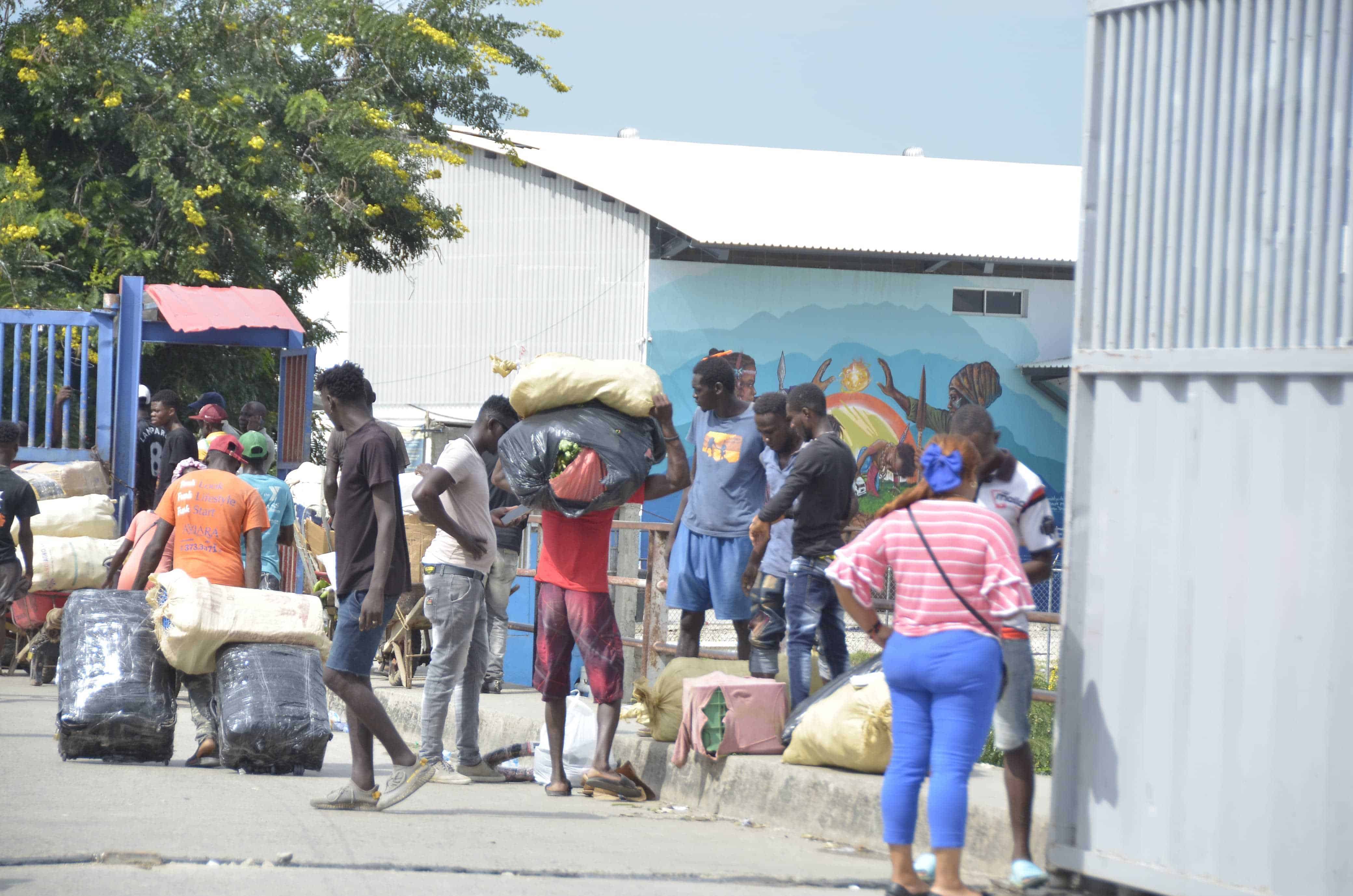 Haitianos retornan a su país con comida y otros productos.