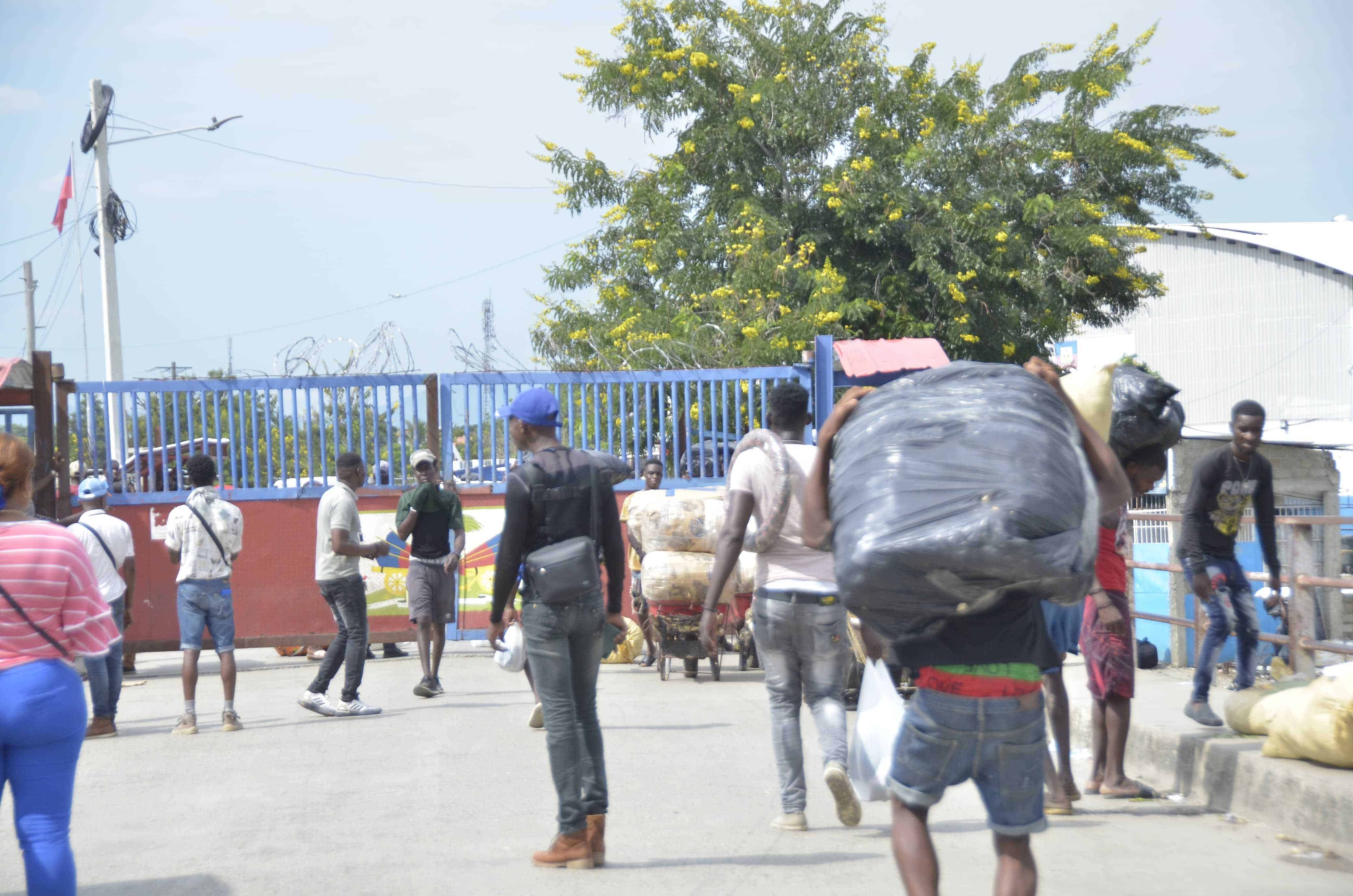 Haitianos retornan a su país con comida y otros productos.