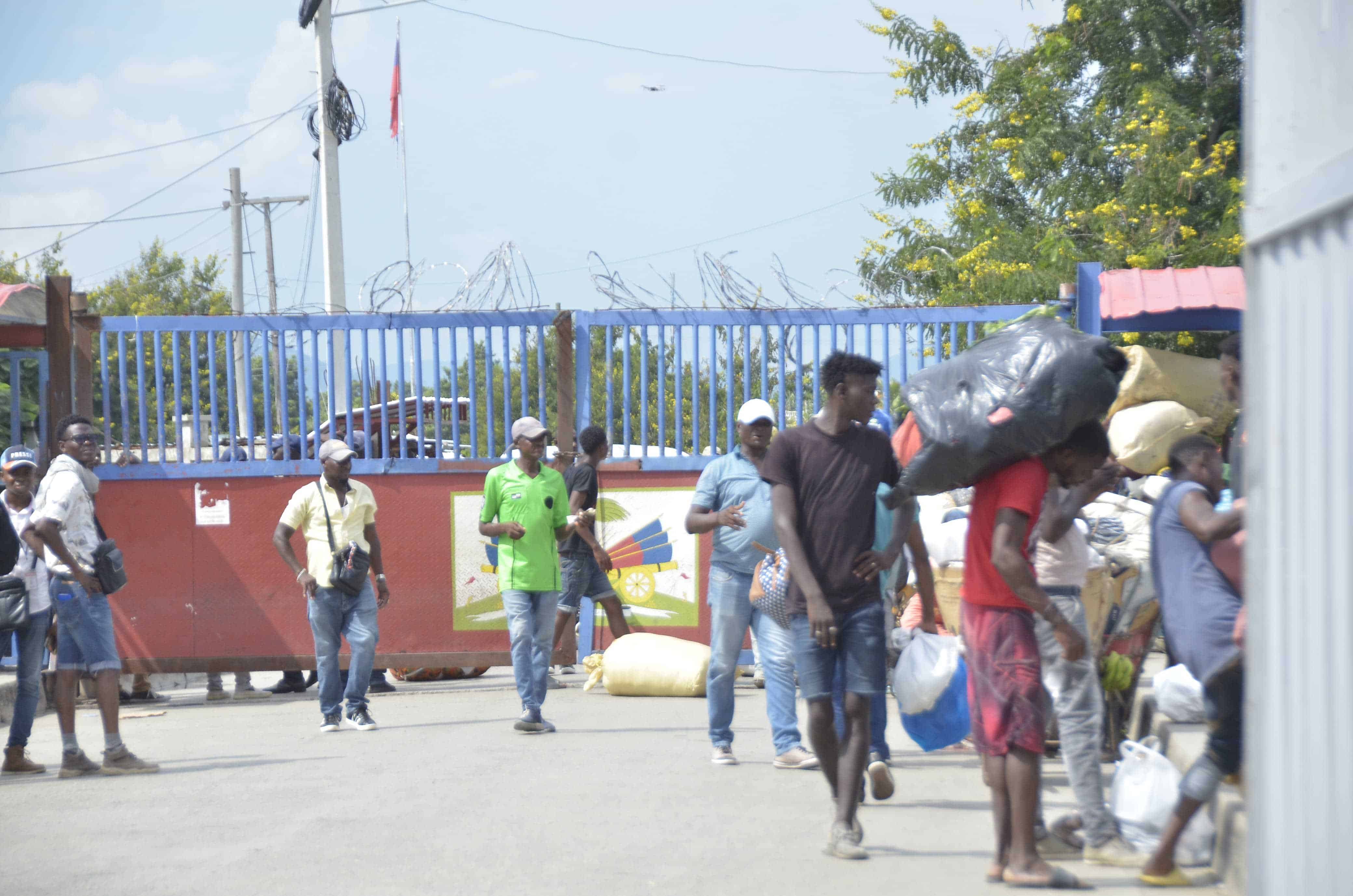 Haitianos retornan a su país con comida y otros productos.