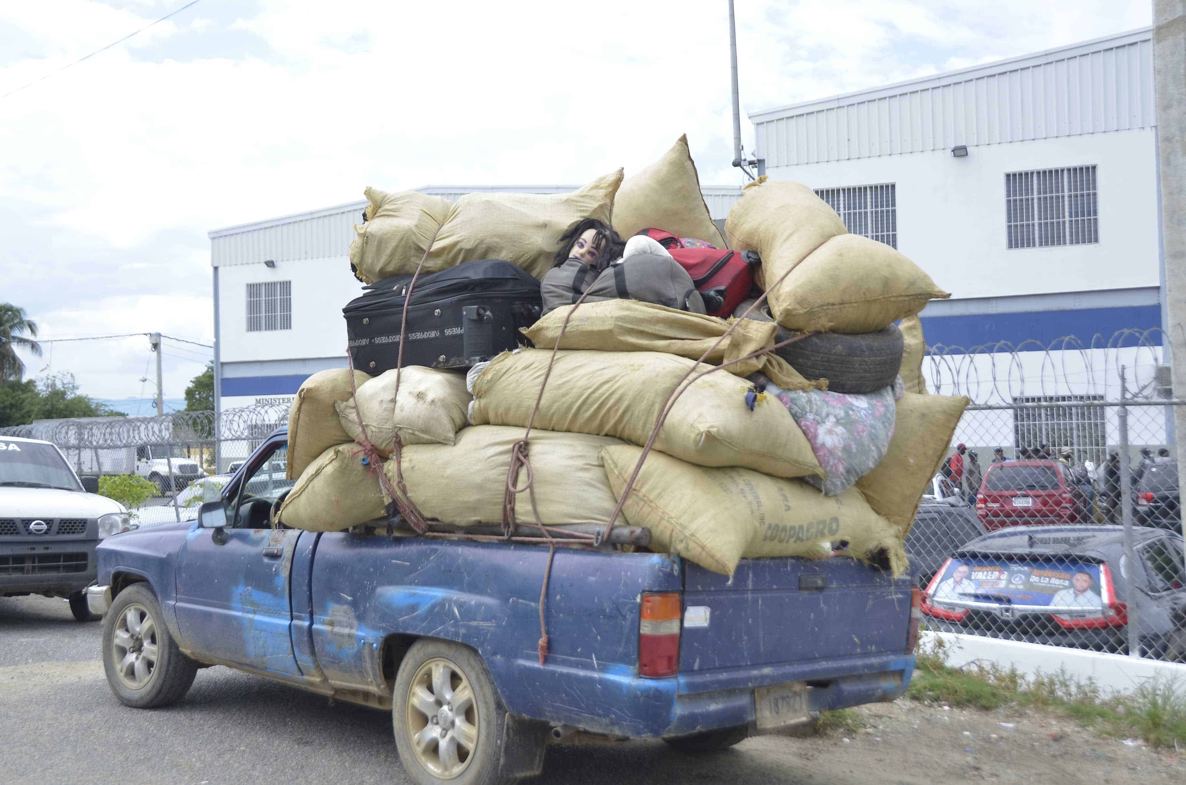 Haitianos retornan a su país con comida y otros productos.