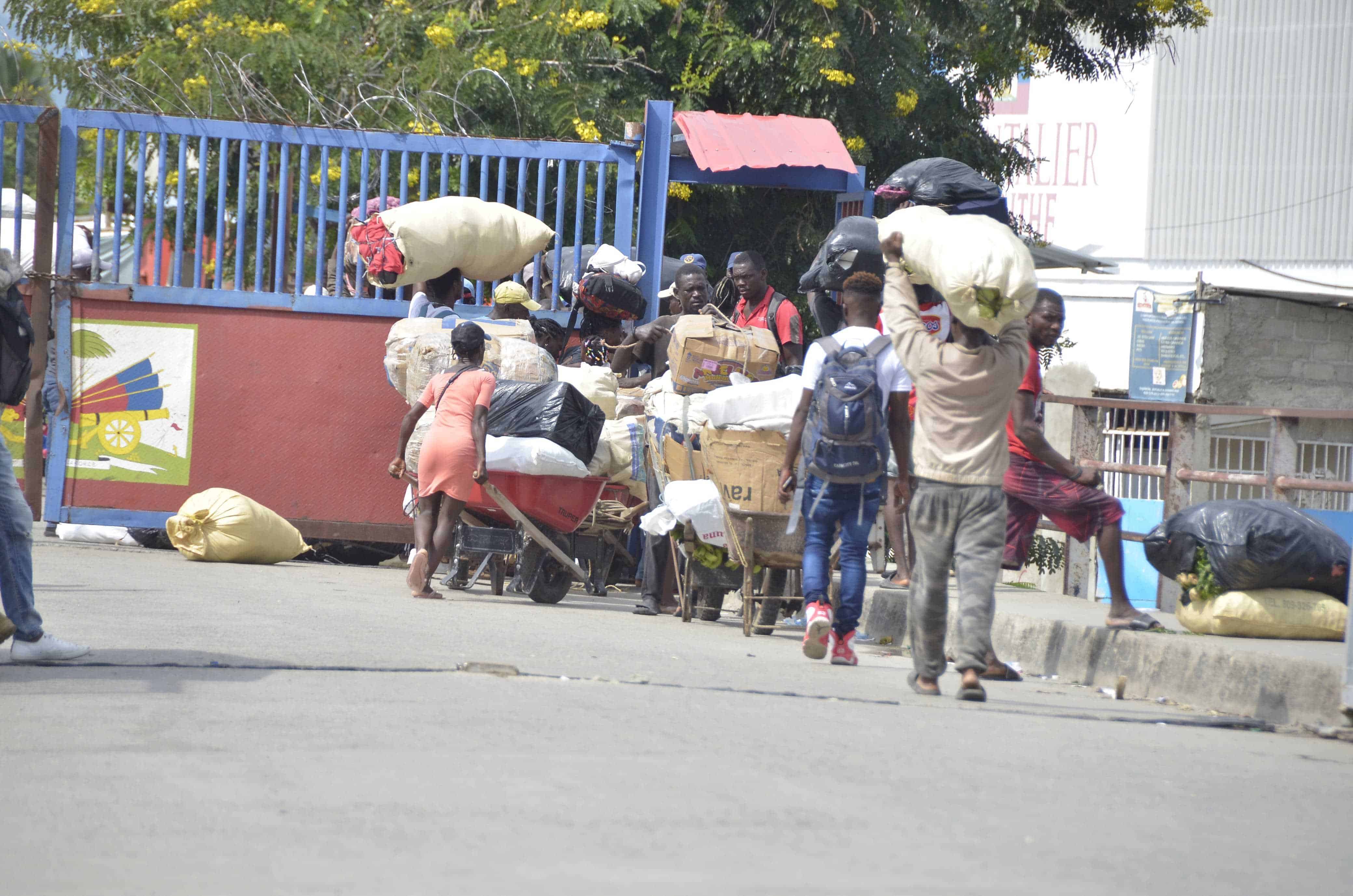 Haitianos retornan a su país con comida y otros productos.