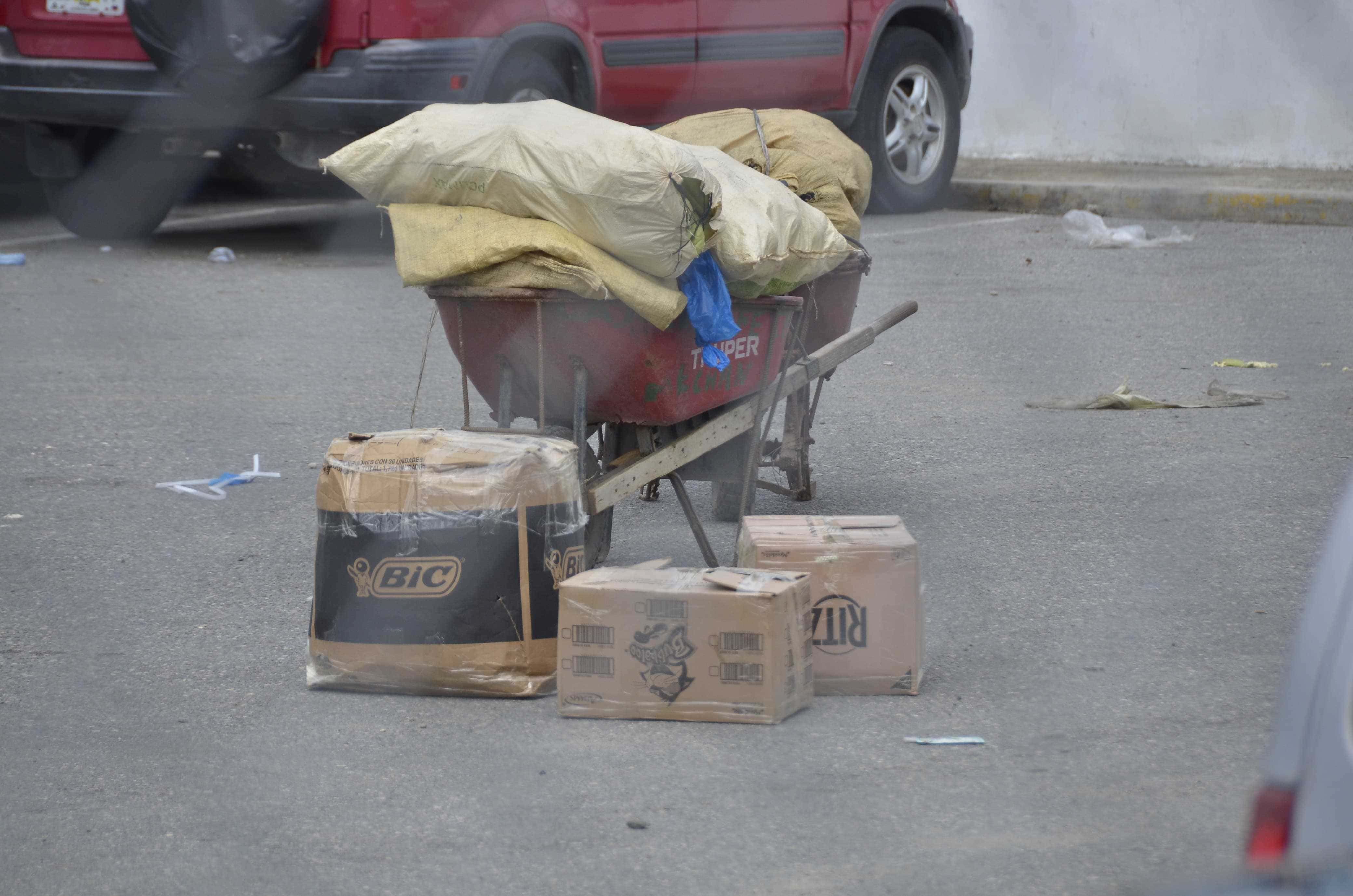 Haitianos retornan a su país con comida y otros productos.