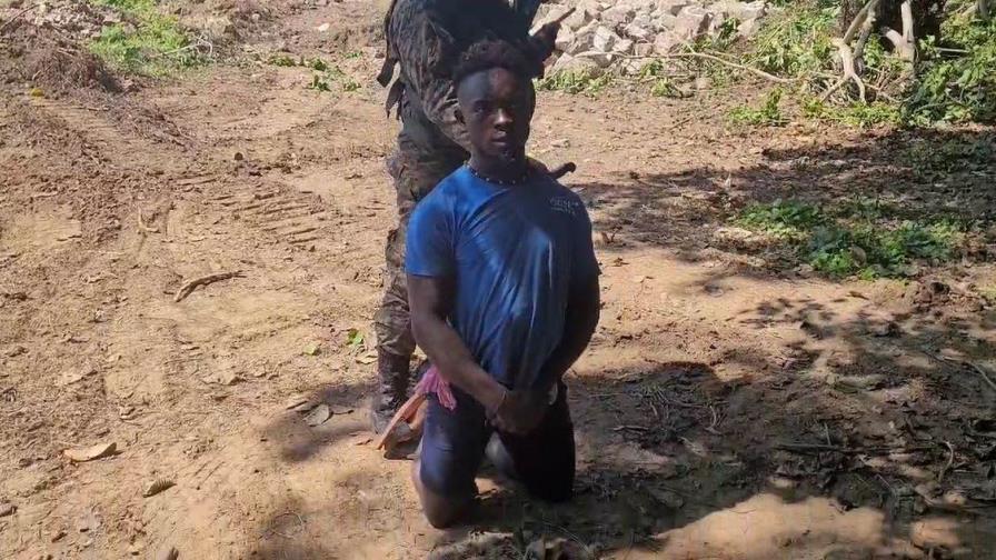 Video | Atrapan haitiano intentando cruzar la frontera con un saco de salchichas para su negocio