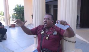 Comerciante se encadena en gobernación de Dajabón por incautación de camioneta cargada de provisiones