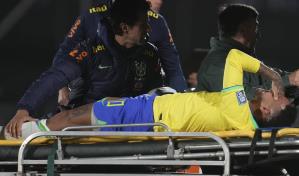 Uruguay vence a Brasil por 1ra vez en 22 años; Neymar sale lesionado