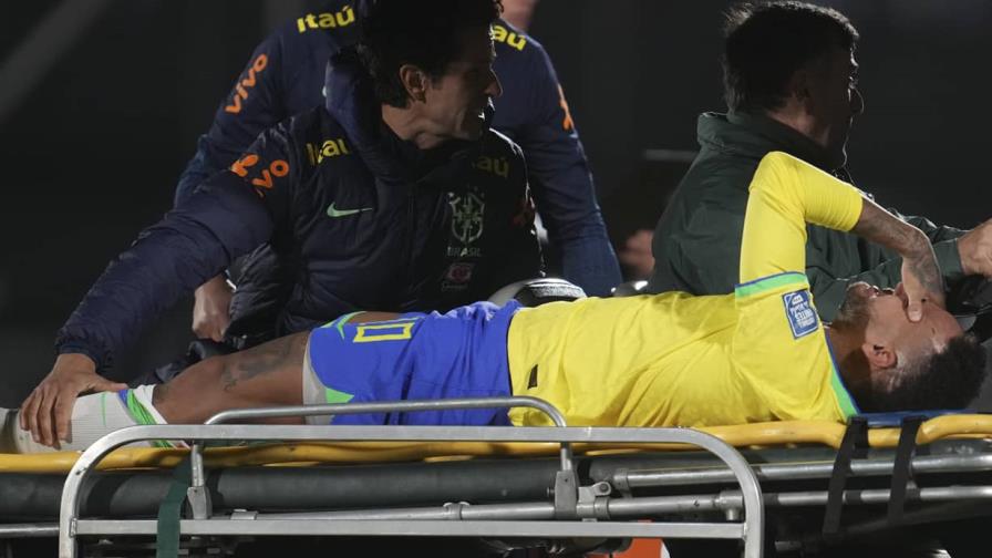Uruguay vence a Brasil por 1ra vez en 22 años; Neymar sale lesionado