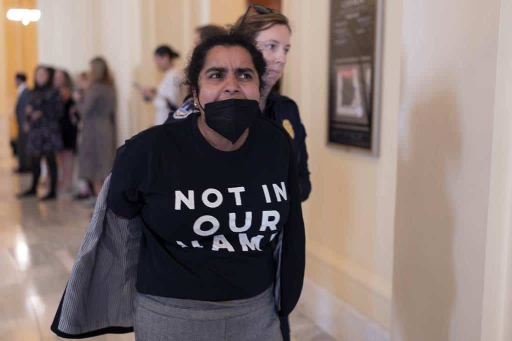 Un oficial de la Policía del Capitolio de Estados Unidos detiene a un manifestante que protestaba dentro del edificio de oficinas de Cannon House en Capitol Hill en Washington, el miércoles 18 de octubre de 2023.