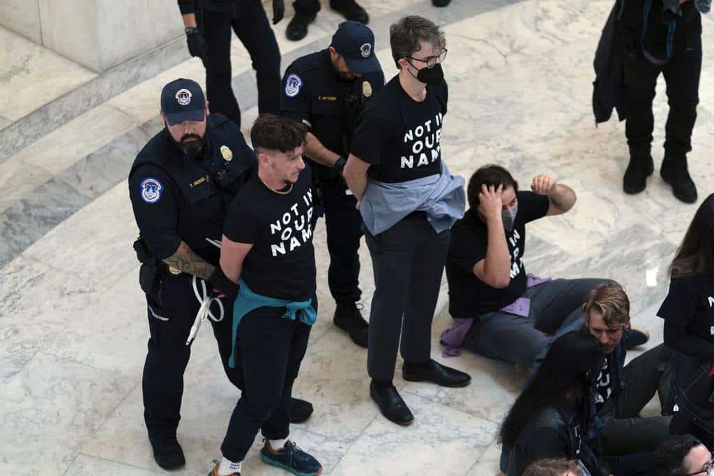 Agentes de la Policía del Capitolio de Estados Unidos detienen a manifestantes que protestaban dentro del edificio de oficinas de Cannon House en Capitol Hill en Washington, el miércoles 18 de octubre de 2023.