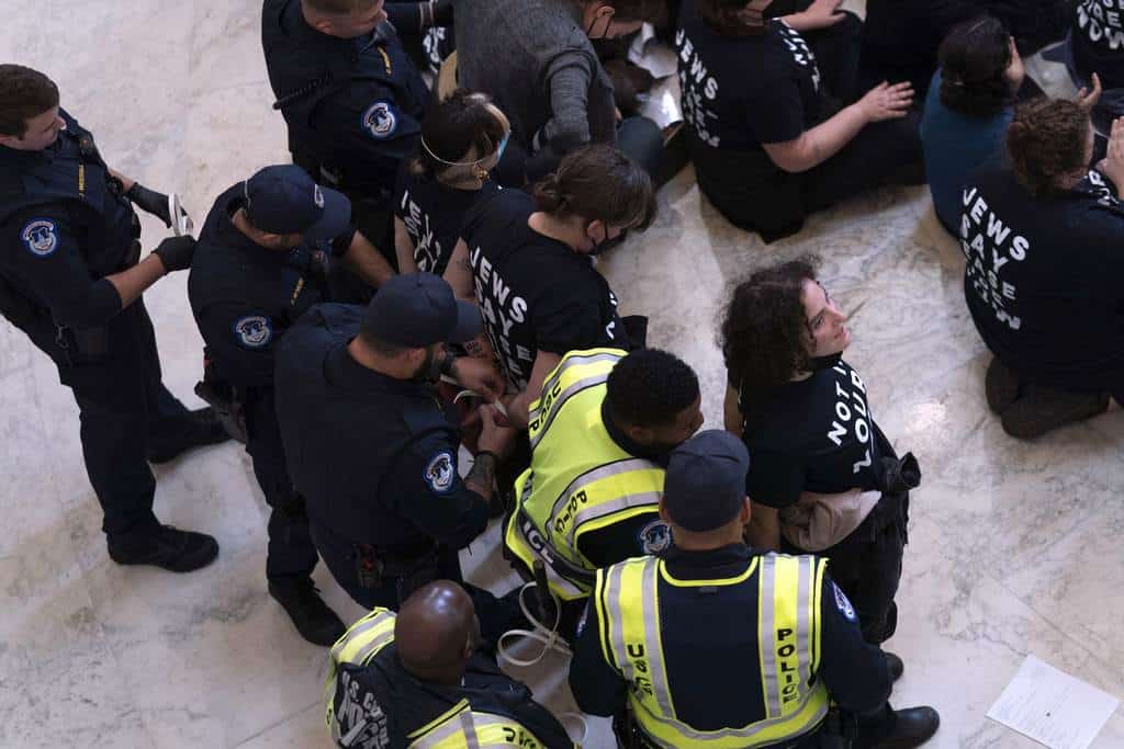 Agentes de la Policía del Capitolio de Estados Unidos detienen a manifestantes que protestaban dentro del edificio de oficinas de Cannon House en Capitol Hill en Washington, el miércoles 18 de octubre de 2023.