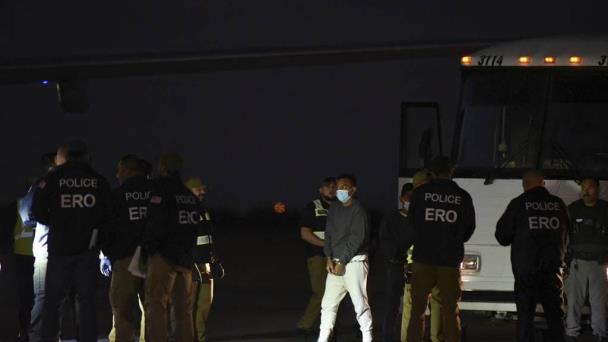 Llega a Venezuela primer avión de EE.UU. con migrantes tras acuerdo Biden-Maduro