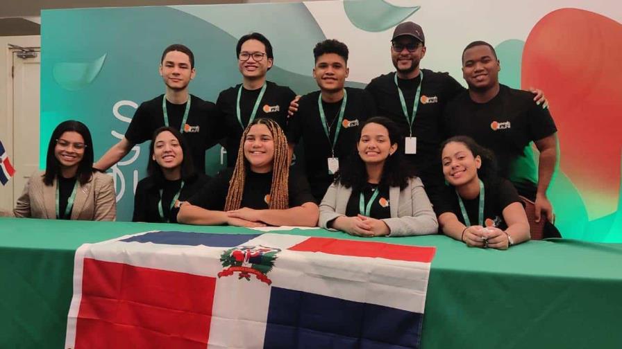 Estudiantes dominicanos presentan iniciativa contra sargazo en evento internacional