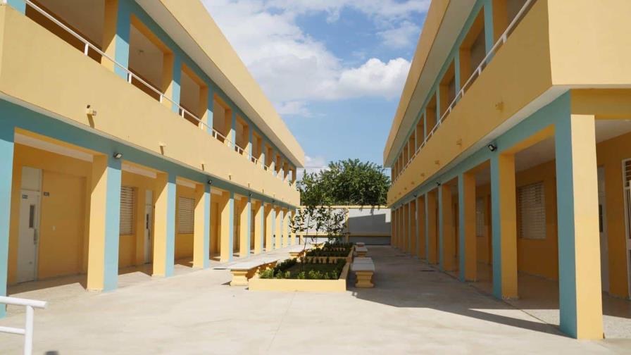 La ADP paraliza de nuevo la docencia en Haina en presión para que trasladen directora de una escuela