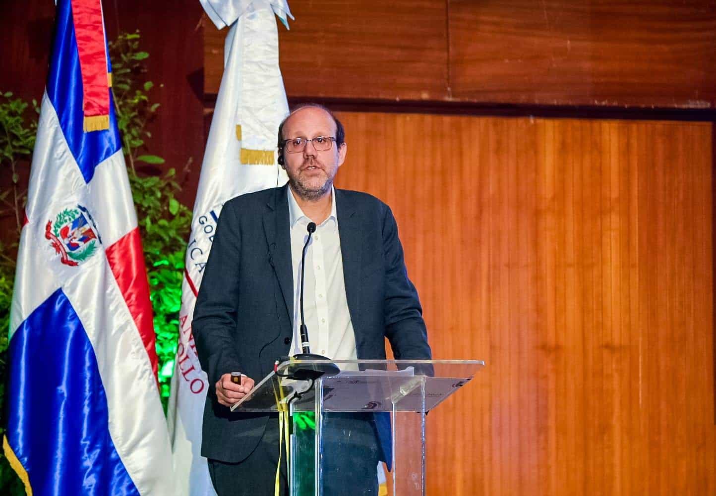 El ministro de Economía, Planificación y Desarrollo, Pavel Isa Contreras, durante la apertura al Primer Foro Internacional de Evaluación para el Desarrollo (FIED).