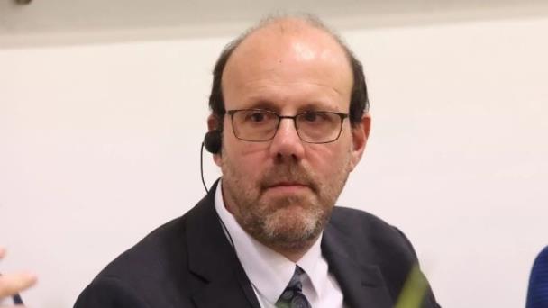 El Premio Nobel Kremer llama a los países a invertir de manera constante en la educación