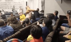 Periodistas se caen a golpes durante cobertura en Congreso de Sonora en M&eacute;xico