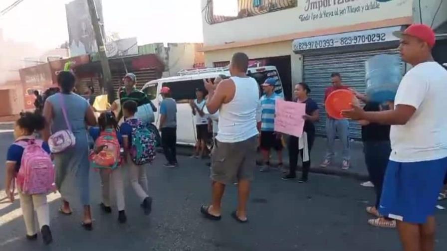 Vecinos de Los Alcarrizos dicen hace 6 meses no reciben agua de manera regular