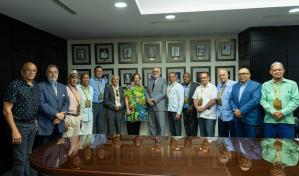 LIDOM tributa reconocimiento a comunicadores con credenciales de por vida