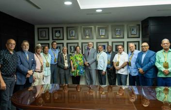 LIDOM tributa reconocimiento a comunicadores con credenciales de por vida