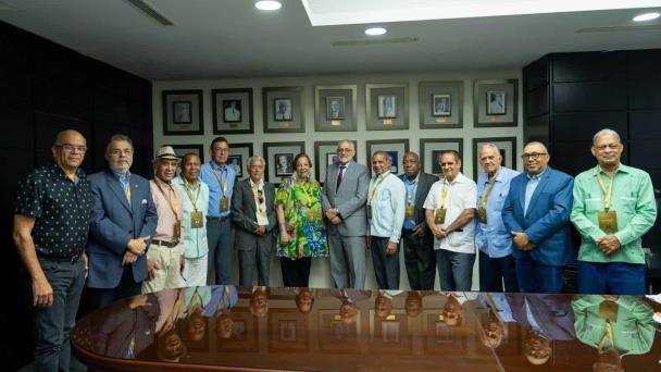 LIDOM tributa reconocimiento a comunicadores con credenciales de por vida