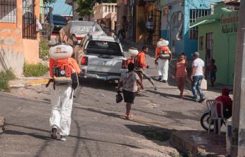 Salud Pública interviene sectores por dengue; residentes dicen medida es tardía