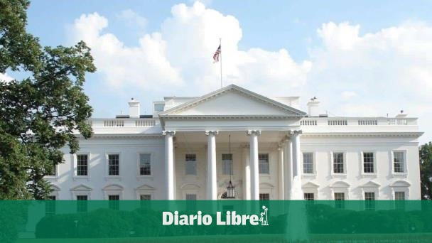 Muere conductor tras estrellar su auto contra reja de la Casa Blanca