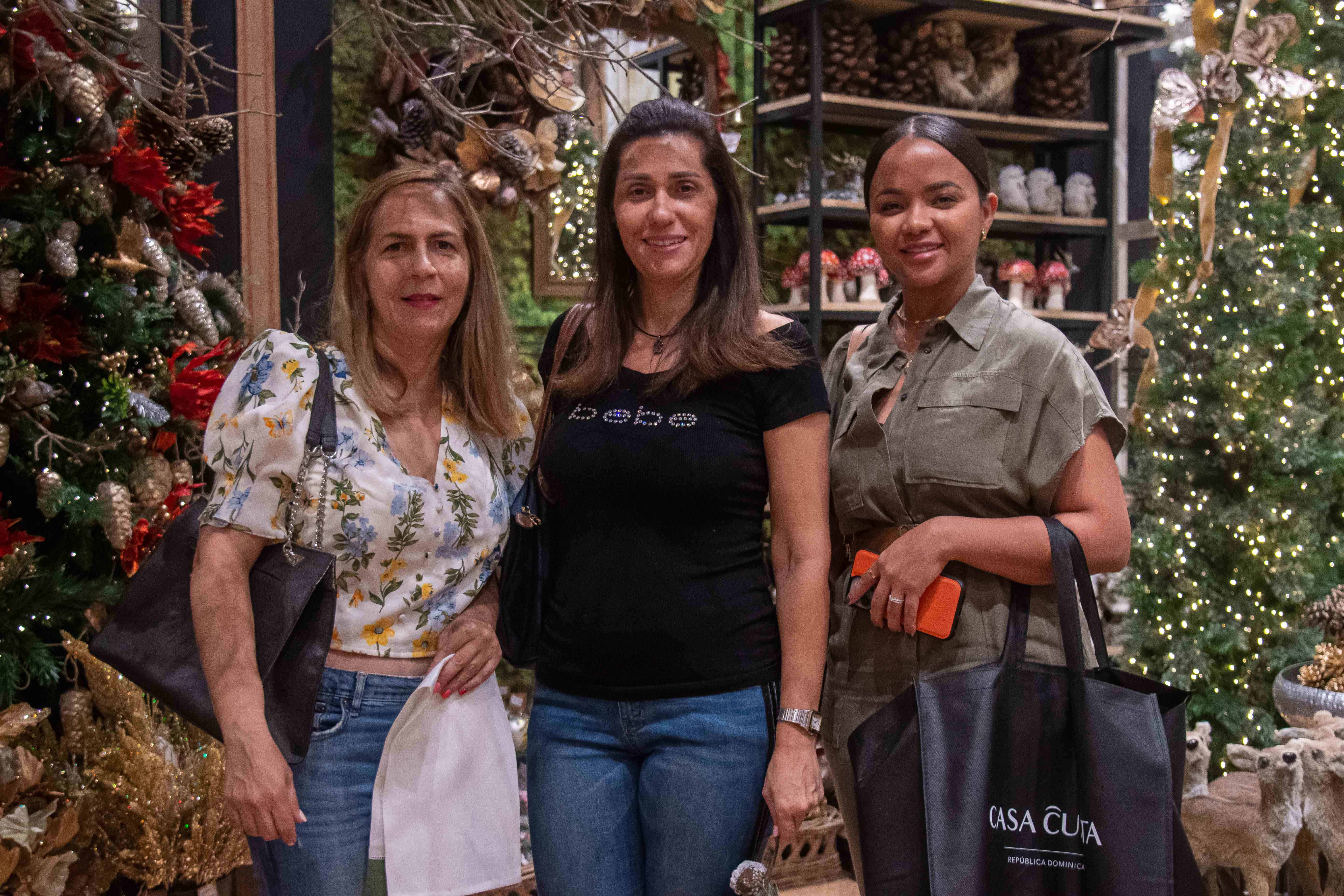 Sofía Estevez, Mayra Muñoz y Rosa Herrera.