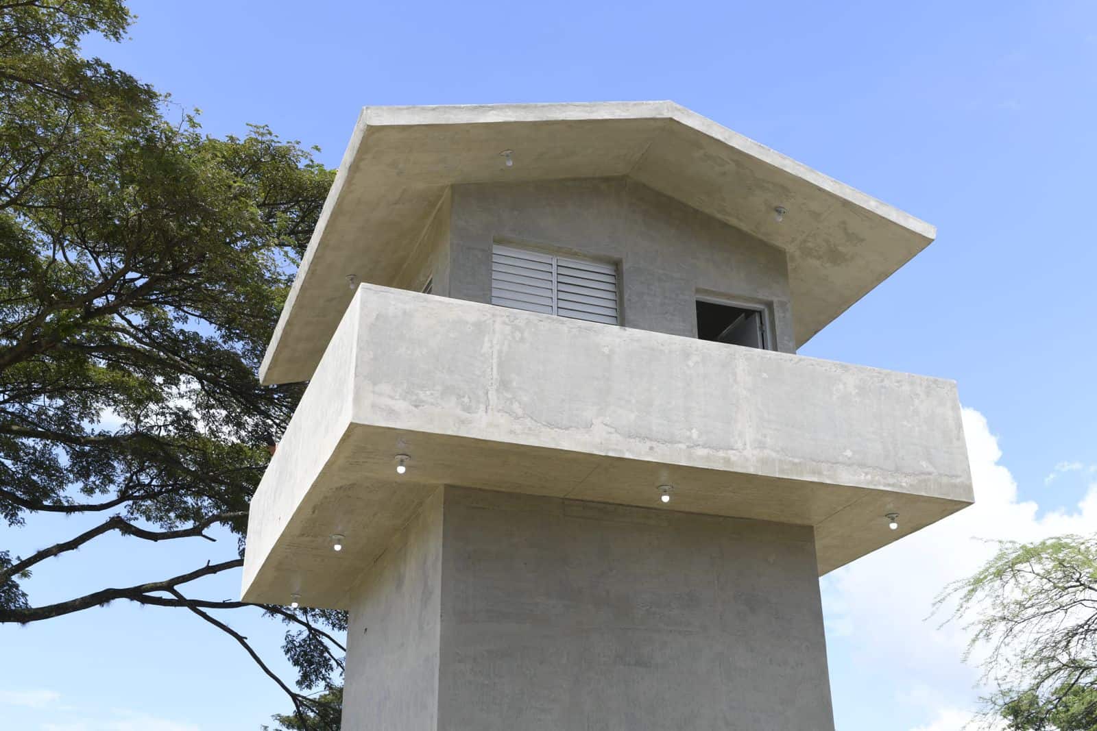 Torre de vigilancia en la verja fronteriza en Elías Piña. 