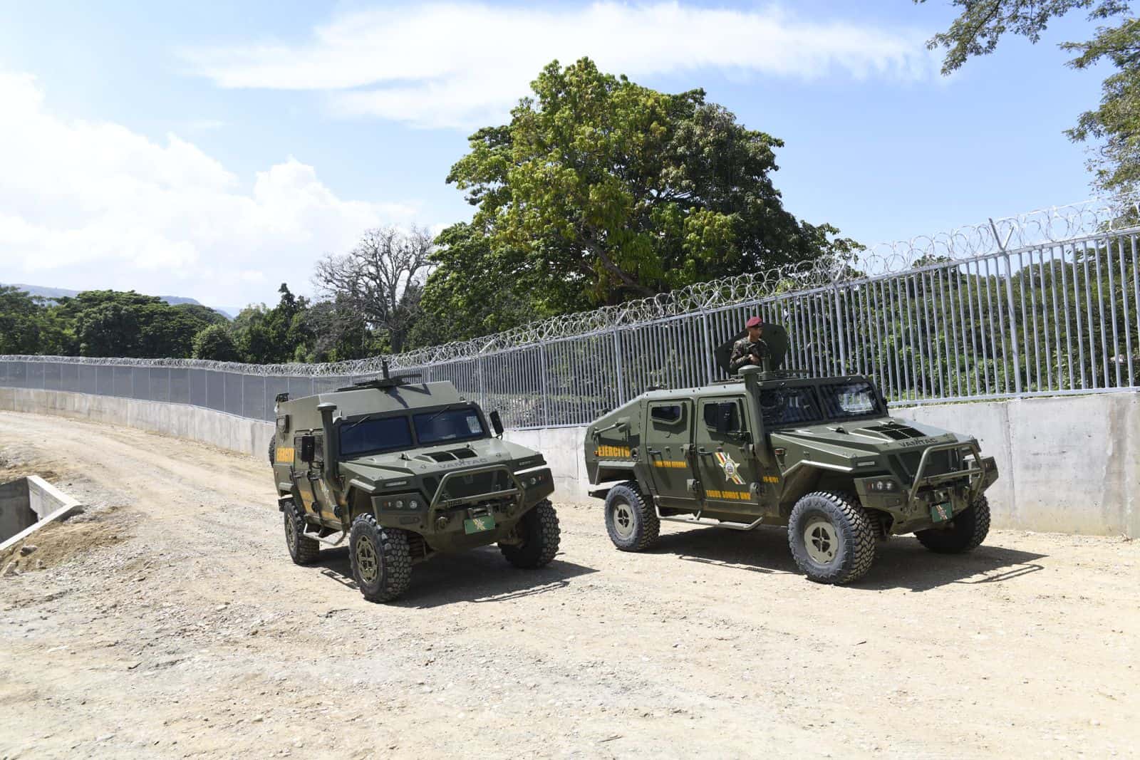 Militares dominicanos recorren este jueves la verja fronteriza en Elías Piña.