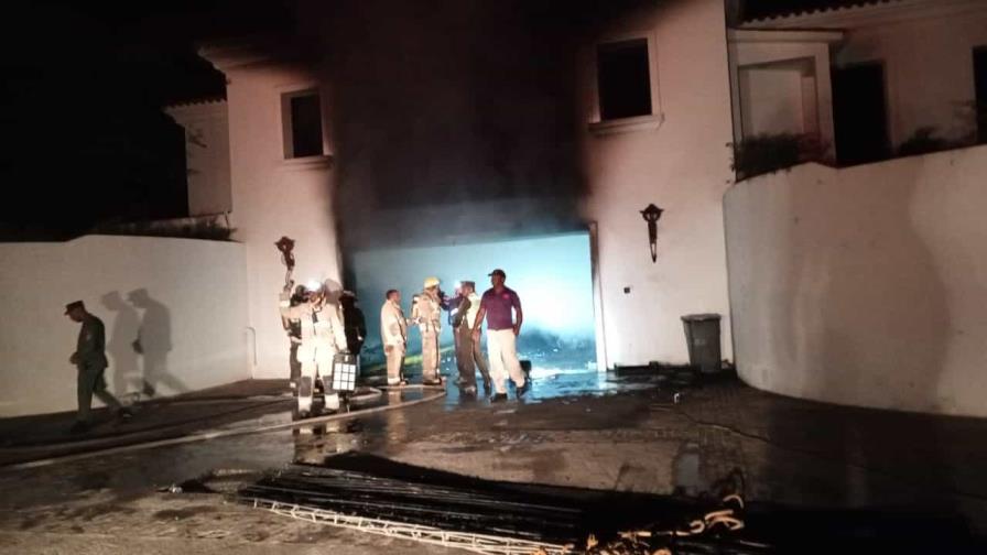 Incendio consume 60 carros de golf y electrodomésticos en club privado de La Altagracia