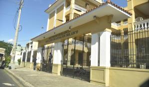 Estudiantes de dos escuelas se enfrentaron “para defender territorio de un parque”