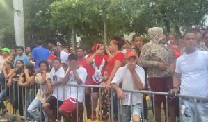 Seguidores de Tekashi en La Vega dicen les lanzaron bombas lacrim&oacute;genas