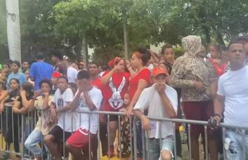 Seguidores de Tekashi en La Vega dicen les lanzaron bombas lacrimógenas