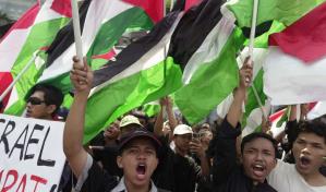 Manifestantes marchan ante embajada de EEUU en Indonesia por ataques israelíes en Gaza