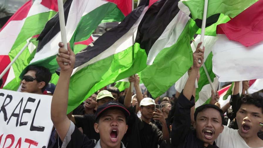 Manifestantes marchan ante embajada de EEUU en Indonesia por ataques israelíes en Gaza