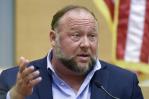 Prohíben a Alex Jones acogerse a bancarrota para evitar pago a familias de víctimas de masacre