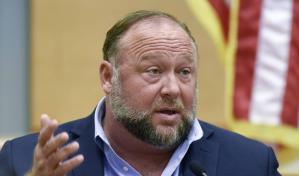 Prohíben a Alex Jones acogerse a bancarrota para evitar pago a familias de víctimas de masacre