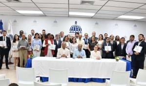 Ministerio de Interior y Policía entrega nacionalidad a 38 extranjeros