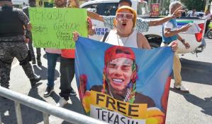Grupo realiza manifestación para pedir que liberen a Tekashi previo a conocimiento de medida de coerción