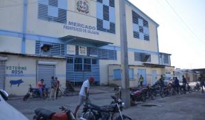 Necesitamos comer, dice haitiano que compra alimentos en RD para cruzarlos a Haití