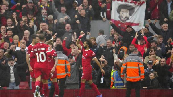 Liverpool se lleva el derbi de Merseyside con dos tardíos goles de Salah