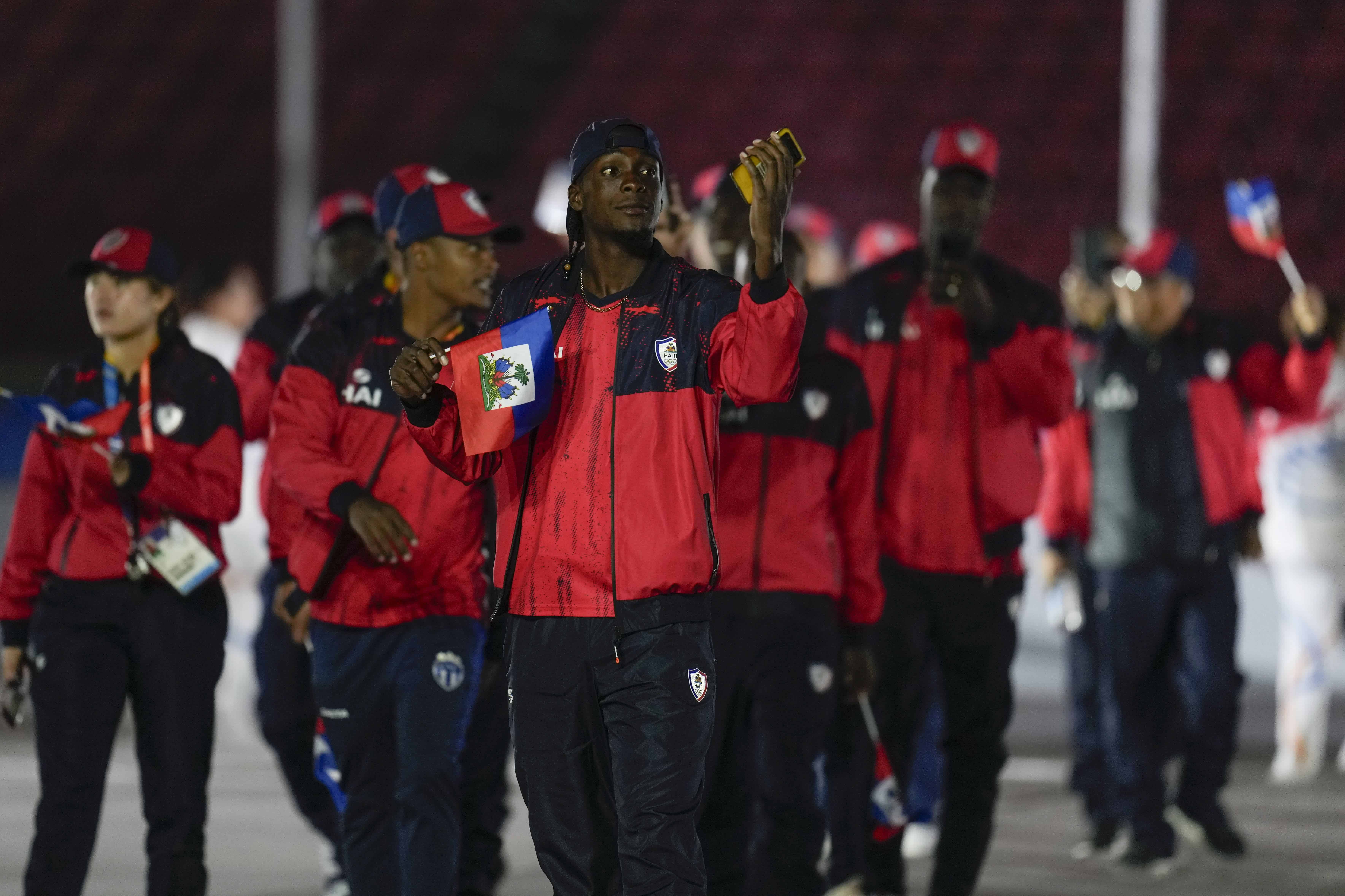 Atletas de Haití desfilan durante la ceremonia inaugural de los Juegos Panamericanos en el Estadio Nacional de Santiago, Chile, el viernes 20 de octubre de 2023.